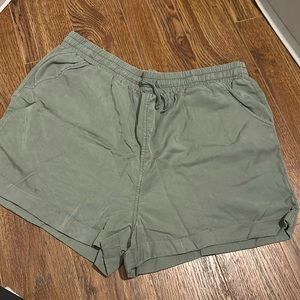 Universal thread. Target shorts. Olive very soft.